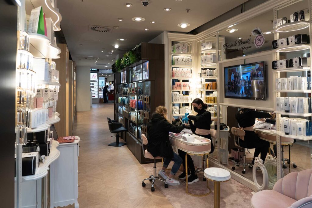 Plaisir de Beaute in Via XX settembre presso Coin, interno